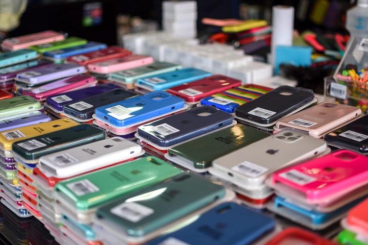 Mais de 900 produtos piratas da Gucci e Apple são apreendidos em loja de Manaus