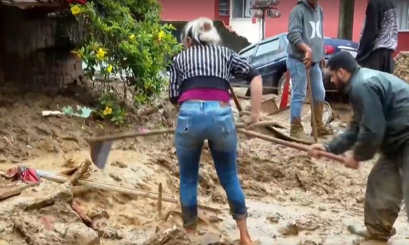 Mulher que cavou lama em Petrópolis descobre que filha e neta morreram soterradas agarradas no sofá