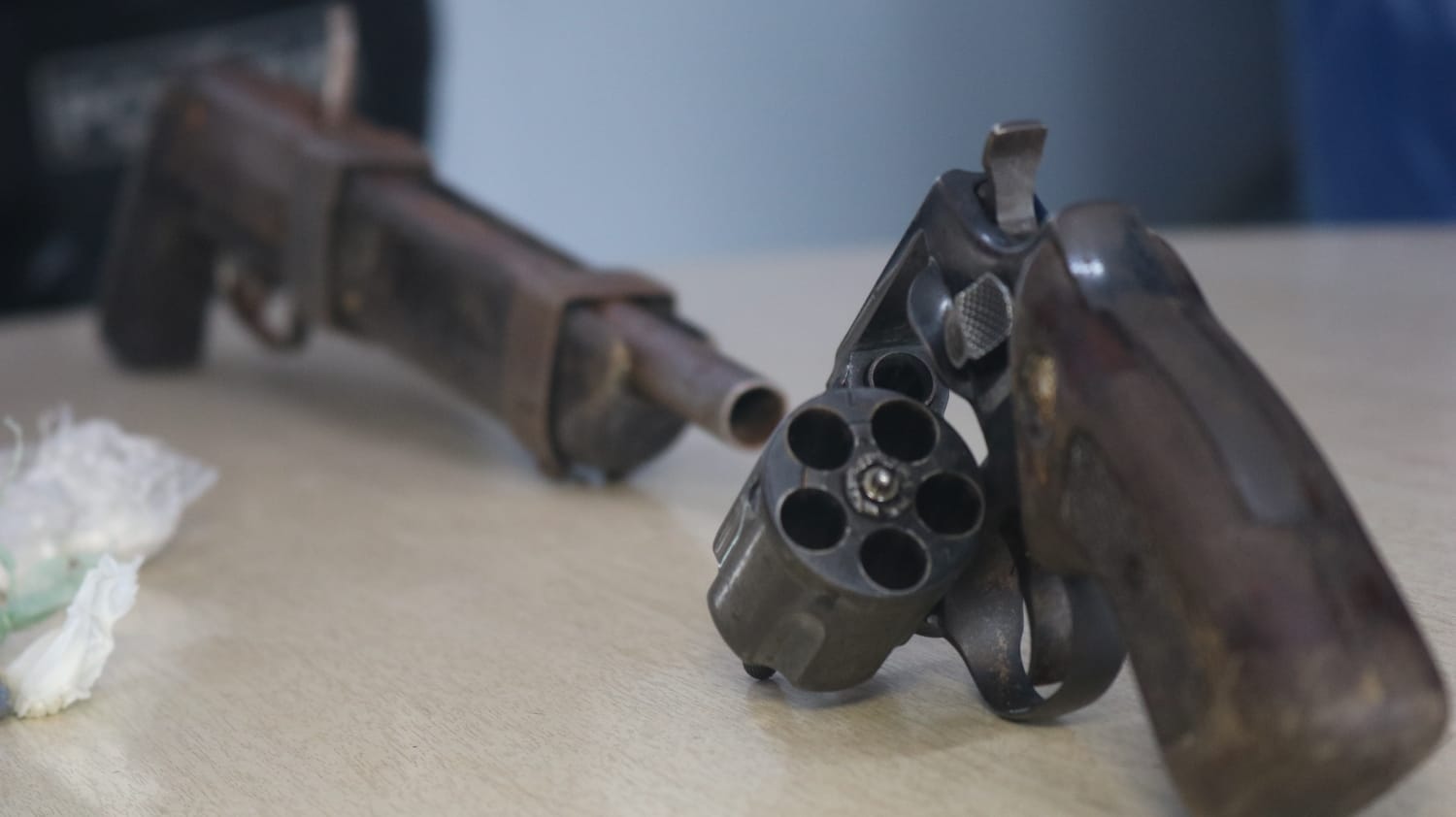 Dupla é presa com armas e drogas escondidas em pé de bananeira na Compensa