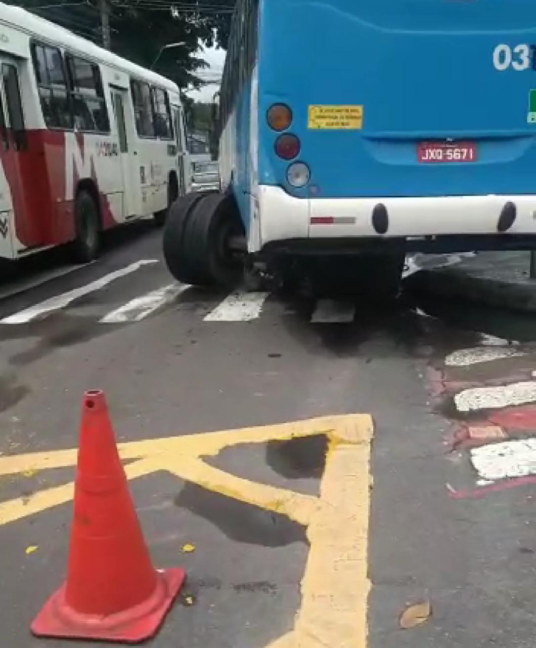 Rodas de ônibus se soltam em meio de avenida em Manaus e complica trânsito
