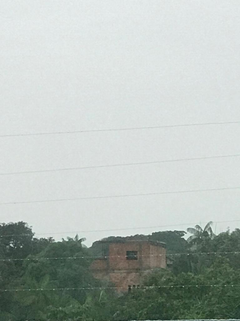 Manaus amanhece com tempo fechado e Inmet alerta para risco de forte chuva