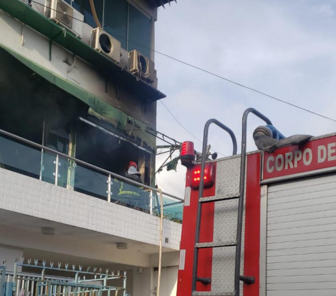 Incêndio em prédio residencial causa pânico em moradores em Manaus