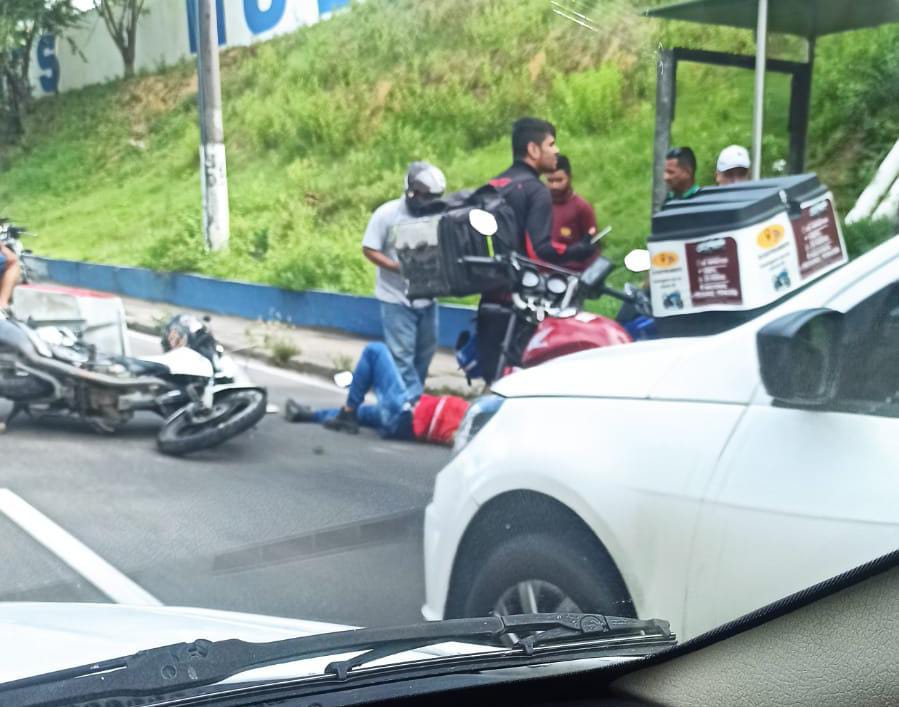 Motociclista é arremessado em pista durante acidente em Manaus