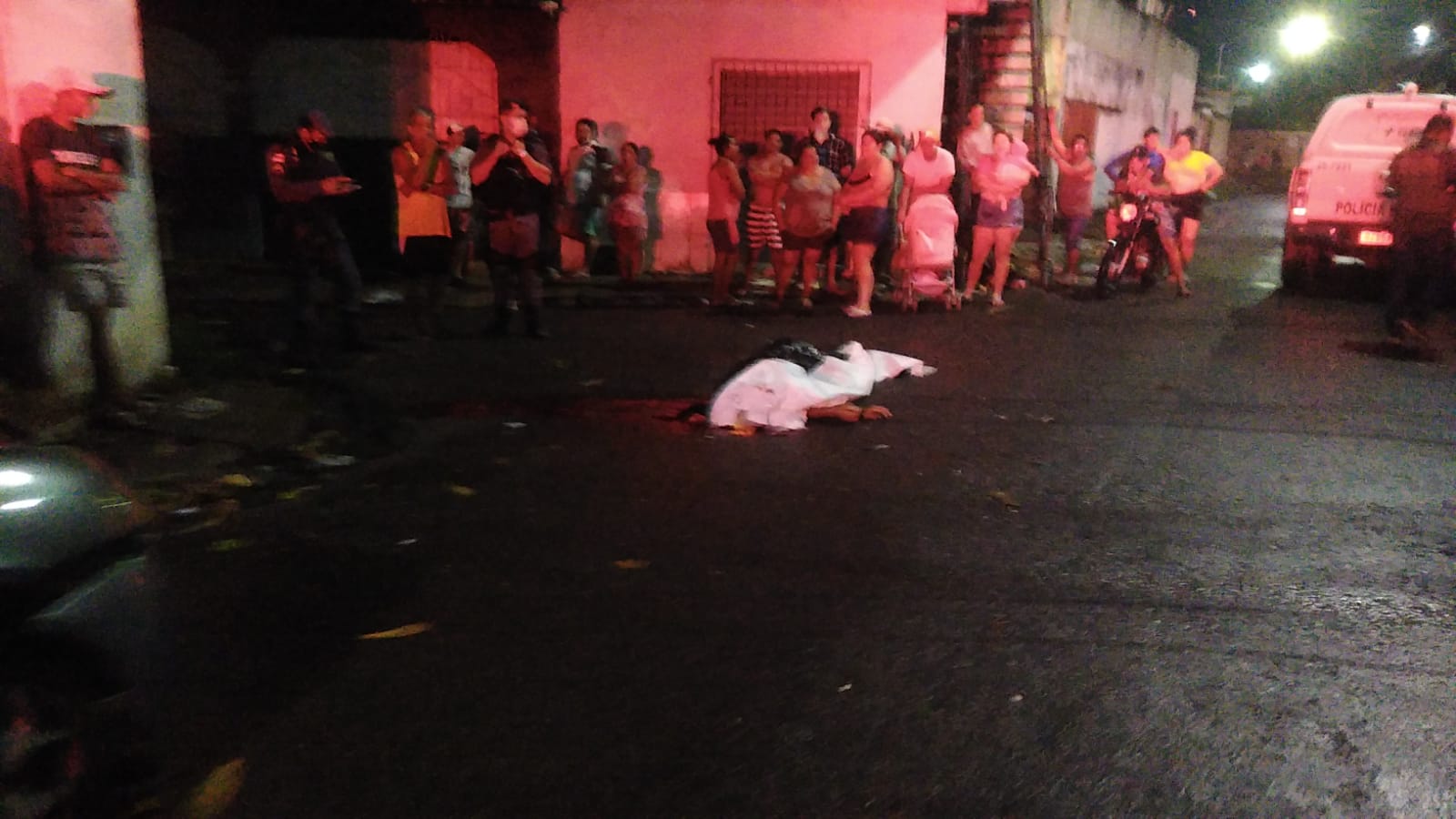 Homem é perseguido e executado com tiros na cabeça em rua de Manaus