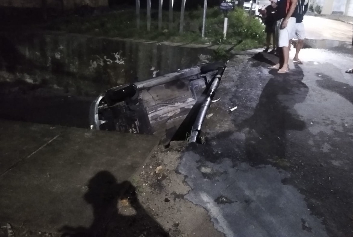 Carro de motorista de aplicativo com passageiros dentro cai em igarapé em Manaus