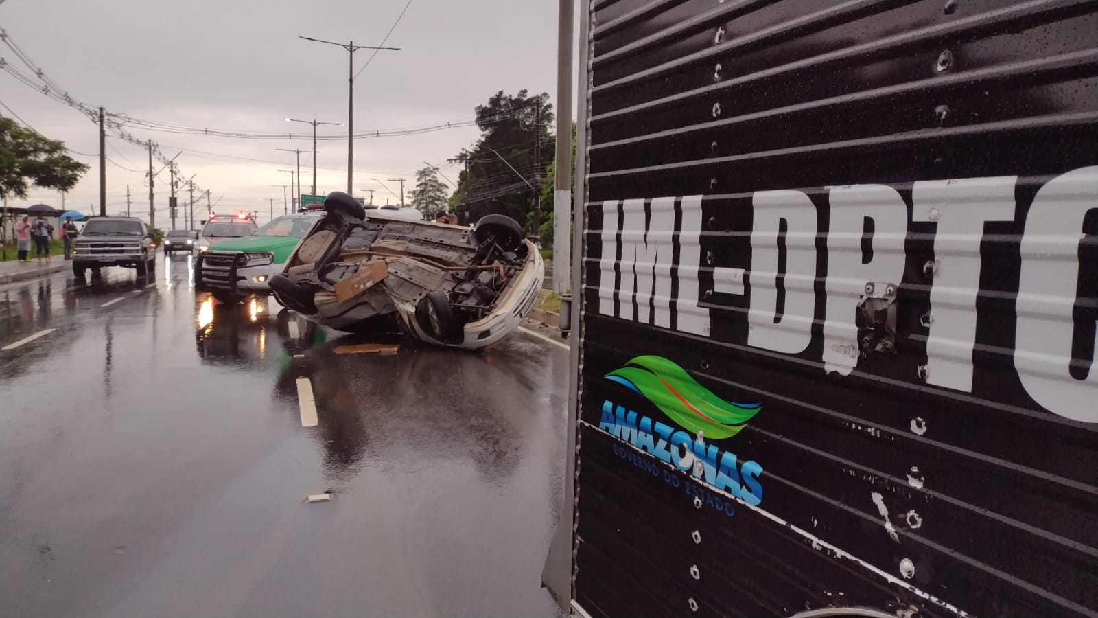 Motorista tem mal súbito, capota carro e morre em avenida de Manaus