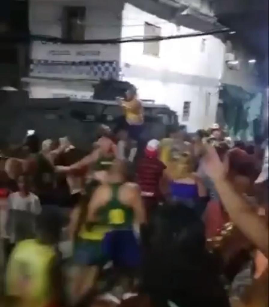 Vídeo: Folião sobe em 'caveirão' da PM durante bloco de Carnaval clandestino