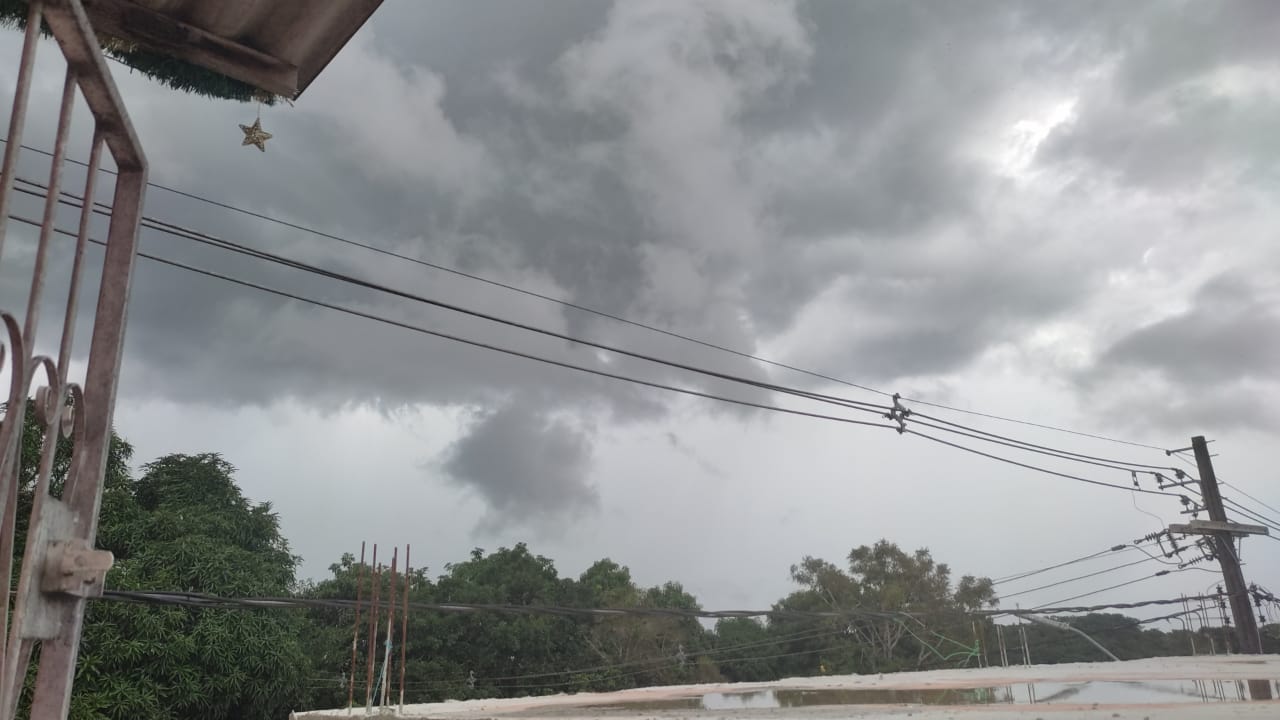 Chuva e ventania deixa moradores em alerta em Manaus 