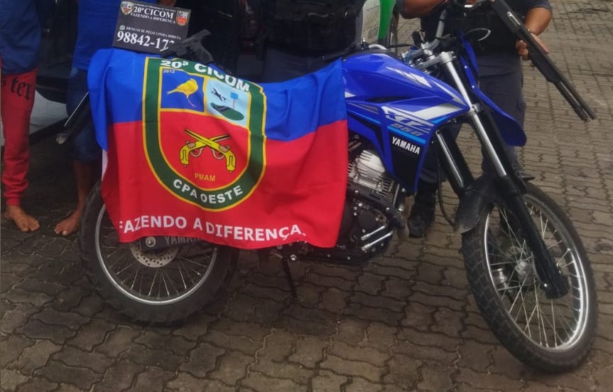 Suspeitos de roubos são presos com pistola e munições em Manaus