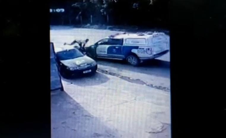 Viatura da PM acerta 'em cheio' moto de suspeitos de assaltos em Manaus; veja vídeo