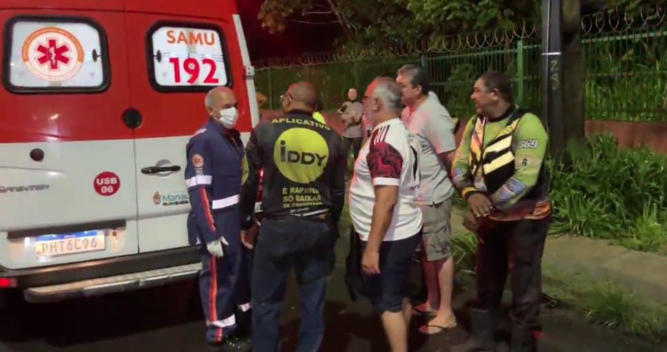 Motociclista e passageiro são arremessados durante acidente em Manaus 