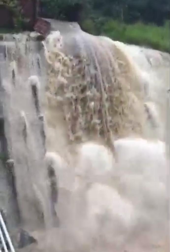 Vídeo: Temporal derruba muro de chácara e enxurrada atinge parte de residencial em Manaus