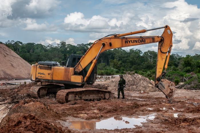 Instituto diz que governo usa guerra para liberar extração mineral em terras indígenas