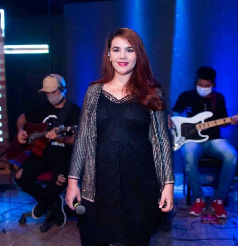 Cantora amazonense internada há mais de 400 dias com covid deixa hospital 