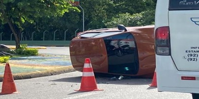 Carro capota e deixa trânsito lento em avenida de Manaus; vídeo