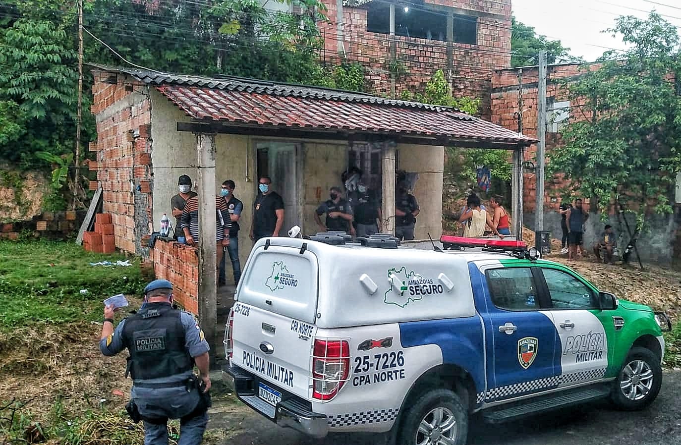 Após amigos mexerem com mulher na rua, dupla invade casa e mata homem em Manaus