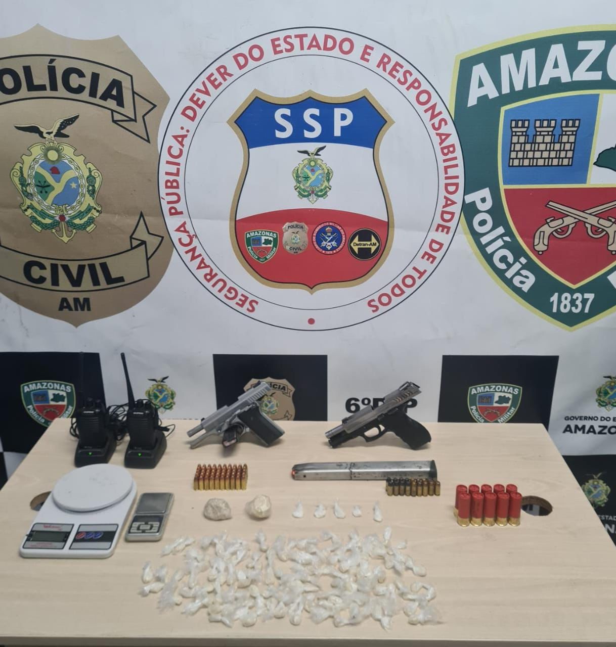 Dupla fortemente armada é flagrada com drogas em fundo falso de casa em Manaus