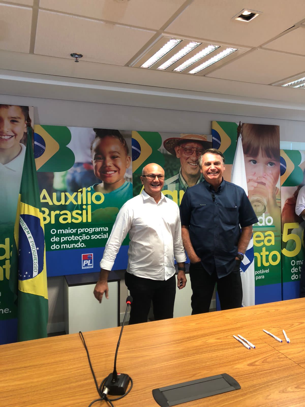 Ao lado de Bolsonaro, Menezes confirma filiação ao PL para disputa ao Senado