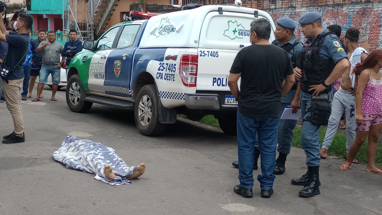 Polícia identifica jovem assassinado a tiros no meio da rua em Manaus