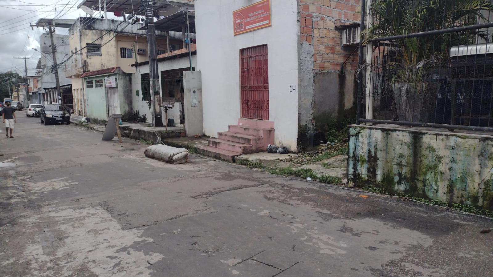 Fio de alta tensão jogado no chão expõe moradores a risco em Manaus; Vídeo