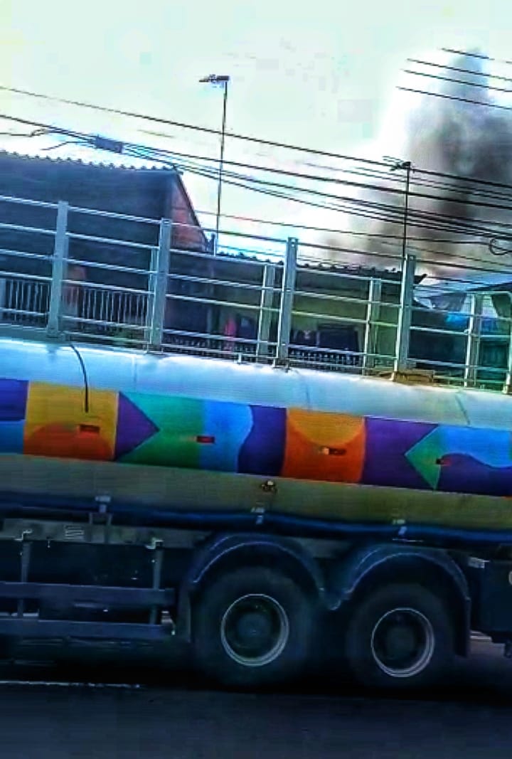 Com estrutura comprometida, casa é isolada após incêndio em Manaus