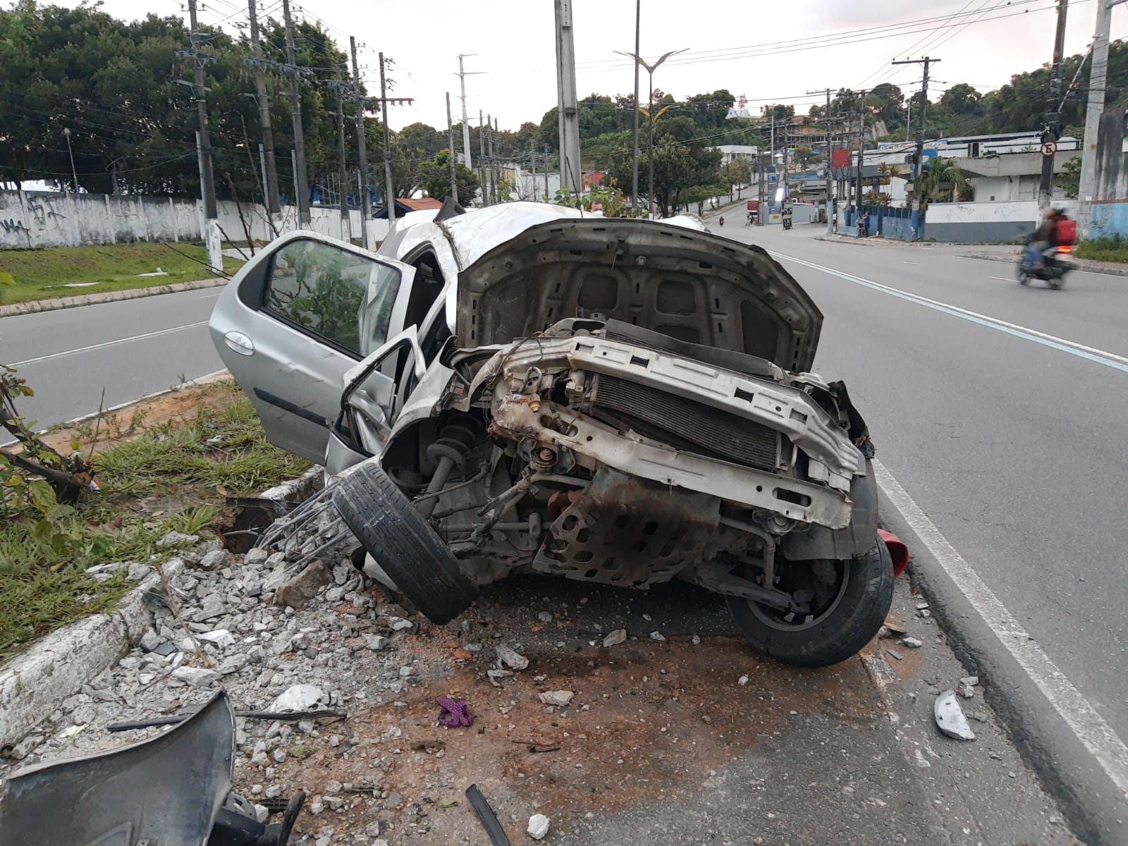 Poste atravessa carro em grave acidente em Manaus