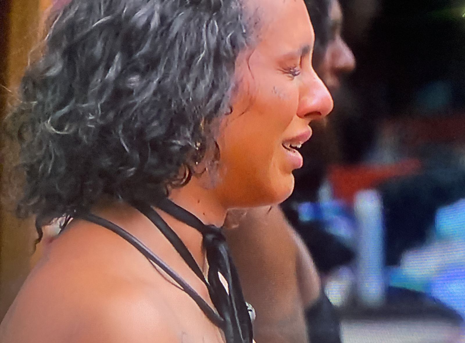 Aos prantos, Lina diz que Natália jogou seu top na privada