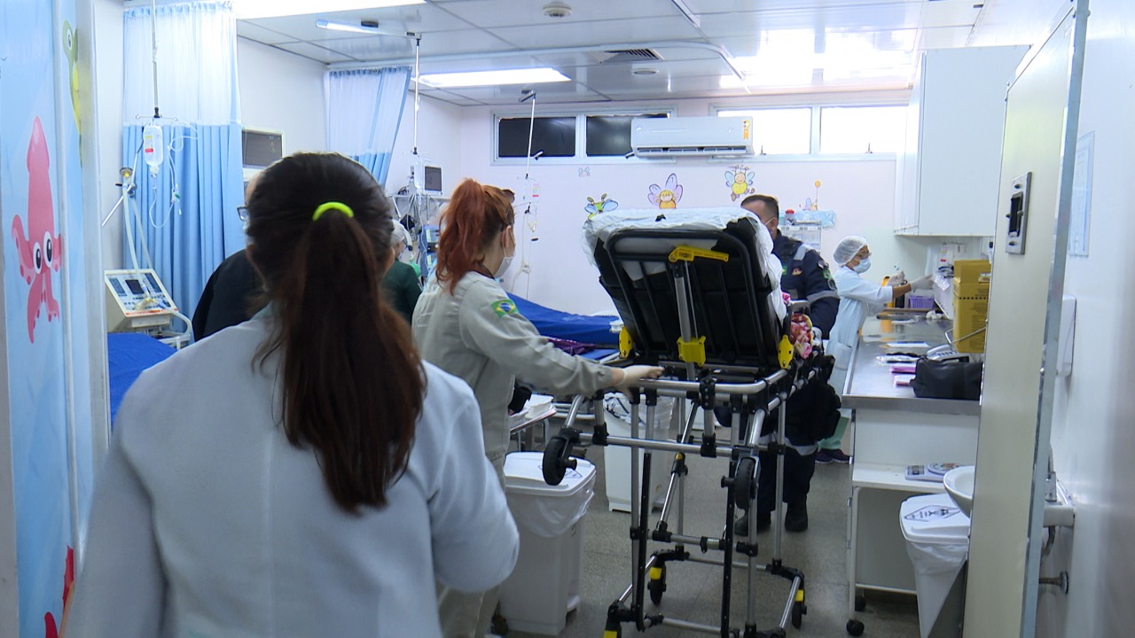 Irmãos achados em mata após quase 1 mês desaparecidos chegam em Manaus para tratamento