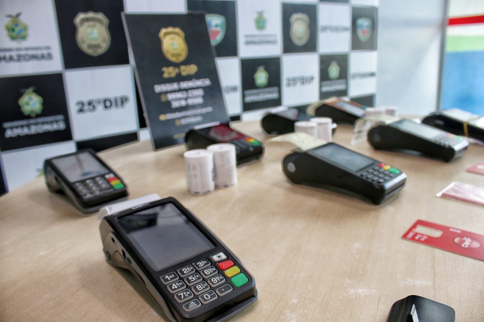 Trio é preso por esquema de trocar máquinas de cartão e roubar dinheiro em Manaus