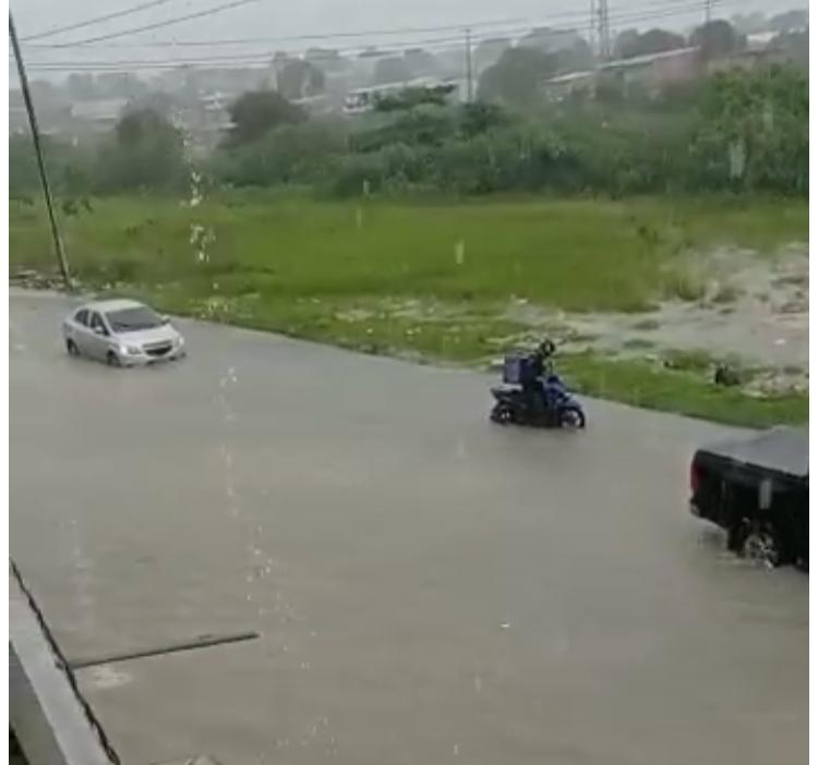 Chuva forte causa alagamento em rua de Manaus e complica motoristas; Vídeo