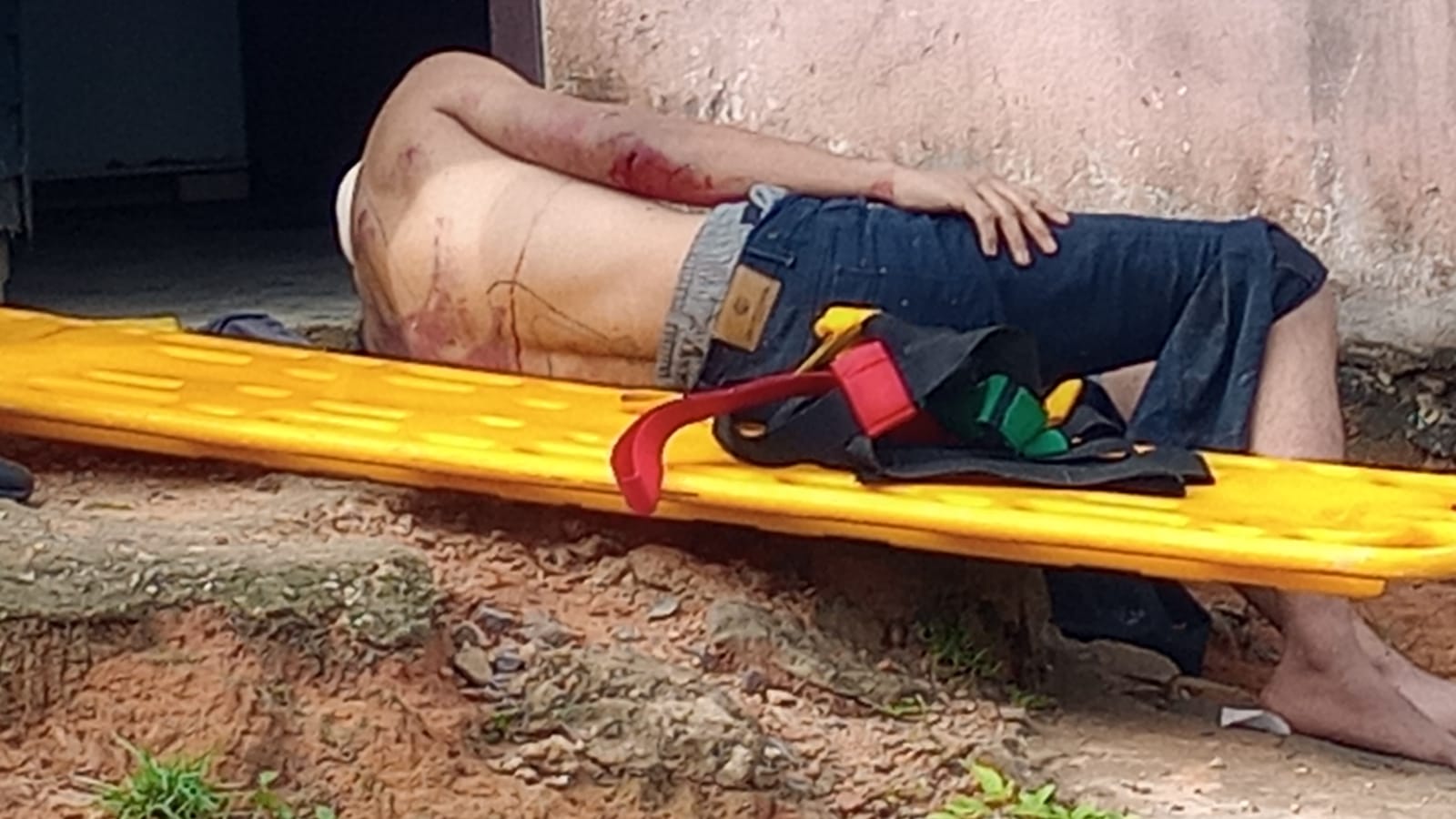 Jovem é achado em igarapé após ser baleado e abandonado para morrer em Manaus