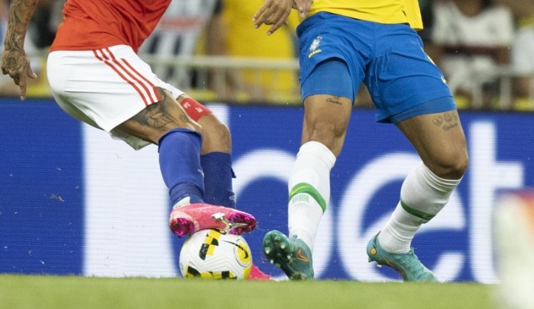 Brasil vence Chile pelas Eliminatórias da Copa do Mundo