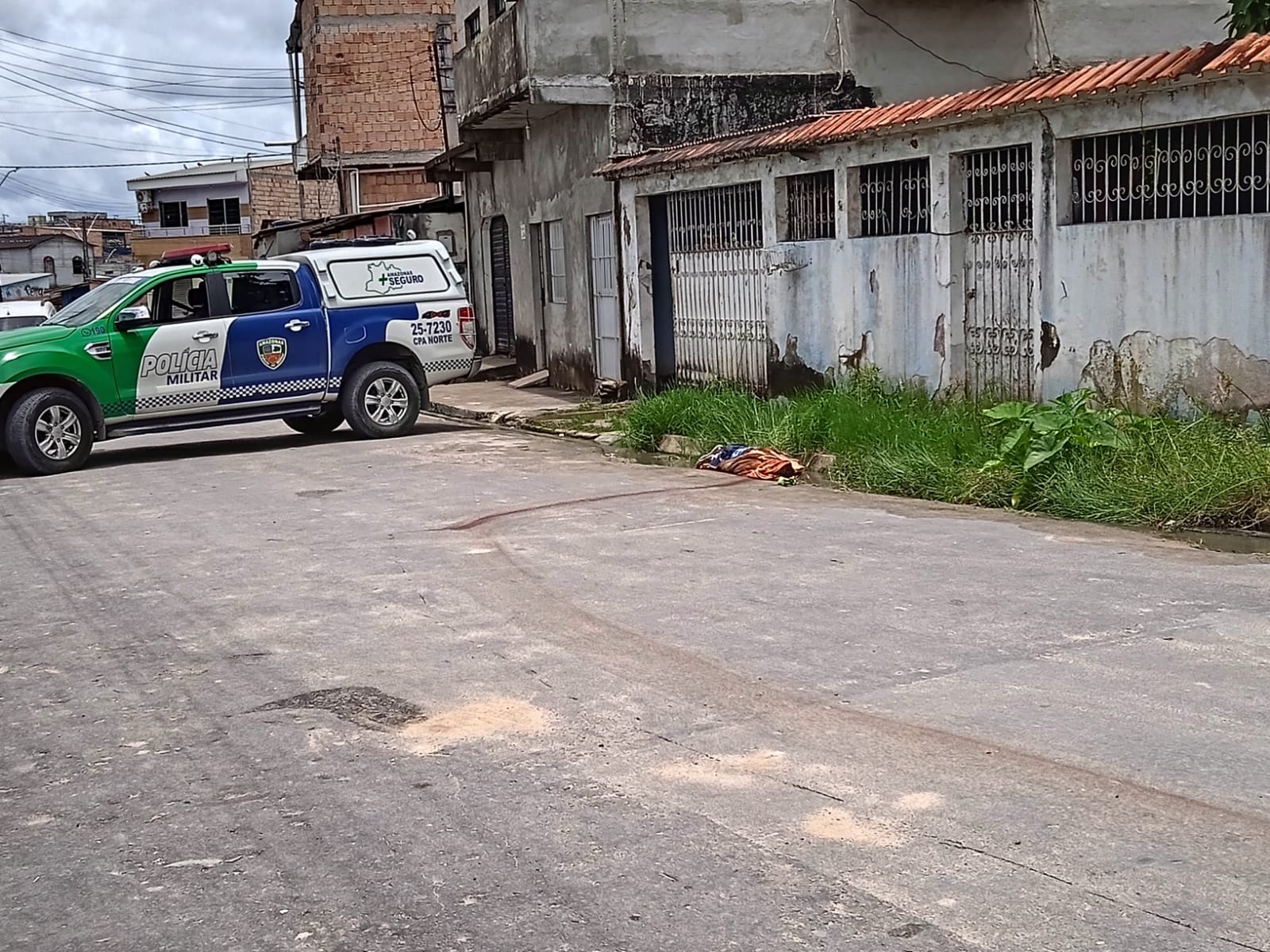 Mototaxista é morto a tiros e arrastado por rua de Manaus em área vermelha