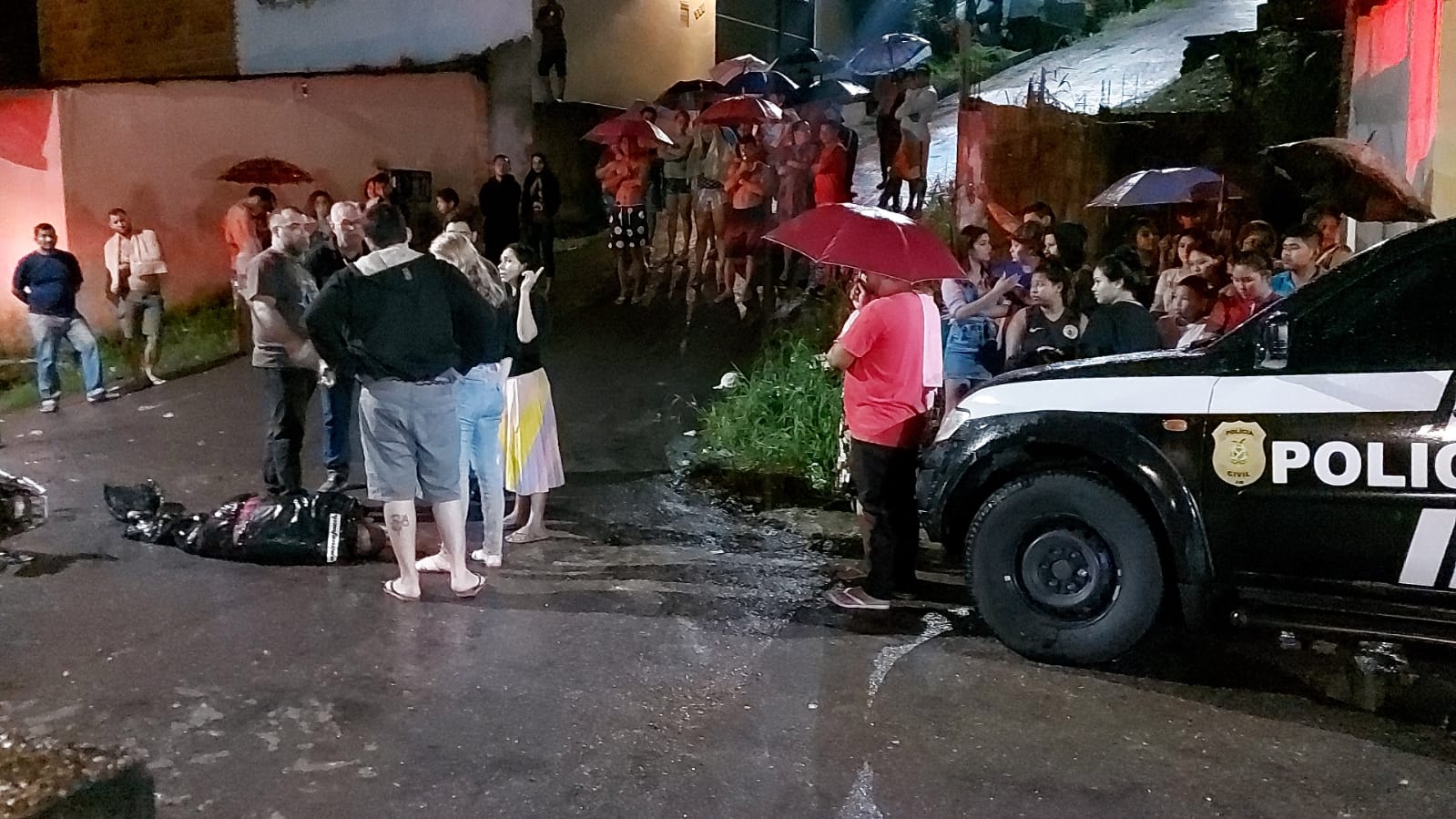 Mototaxista é executado a tiros no meio da rua em Manaus