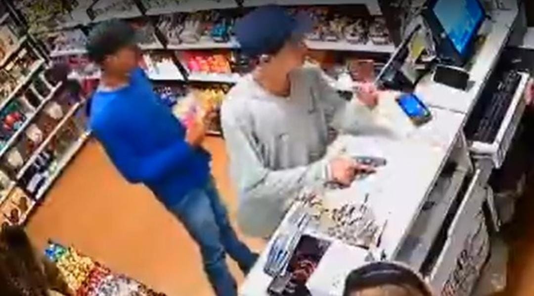 Assaltantes rendem funcionárias de loja e roubam ovos de páscoa; vídeo