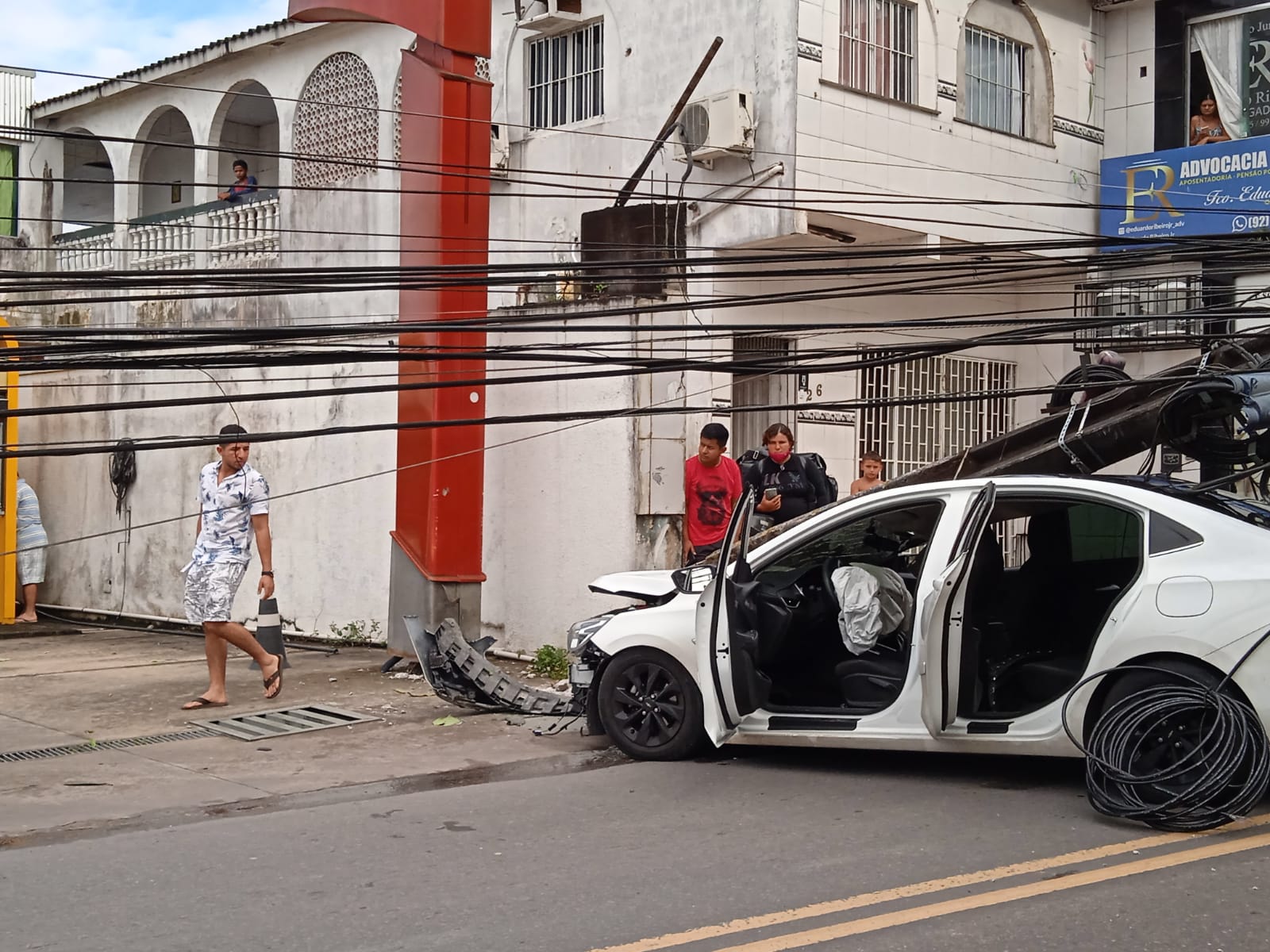 Beijo ao volante termina em acidente com dois feridos em Manaus 