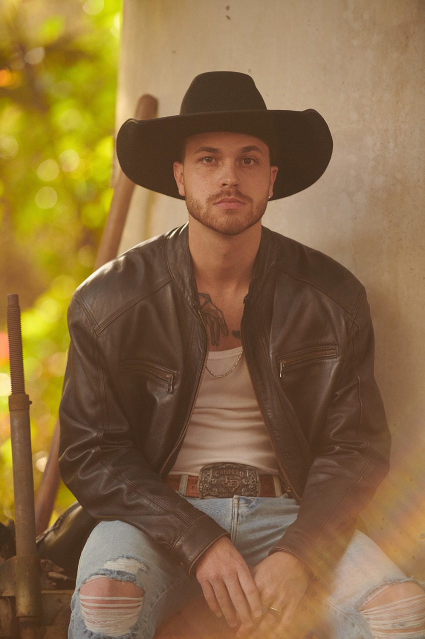 Gustavo Tubarão tem nude vazado e web reage: ‘jibóia albina’