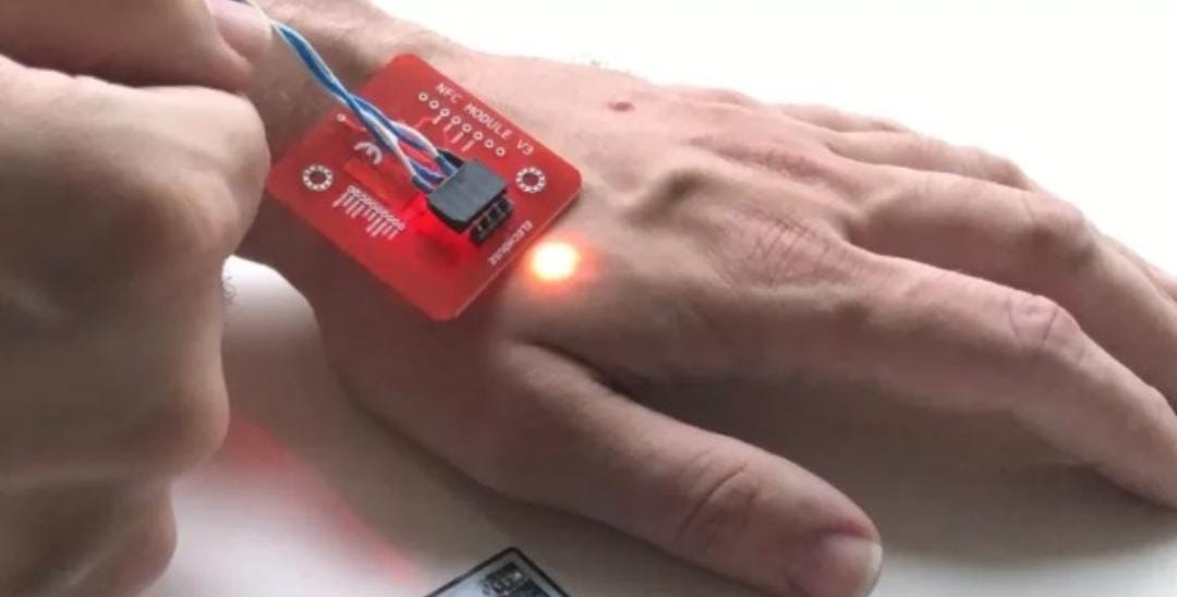 Microchips injetados sob a pele permitem pagamento usando a mão