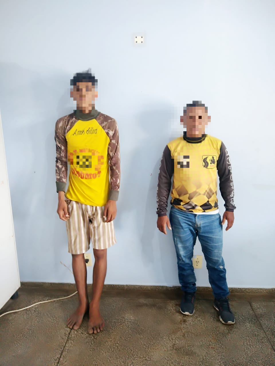 Vestida de mototaxista, dupla é presa ao tentar arremessar drogas para presos no Amazonas