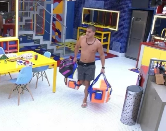 Em dia de eliminação, Arthur guarda as malas na dispensa: ‘Mais tarde volto para buscar'