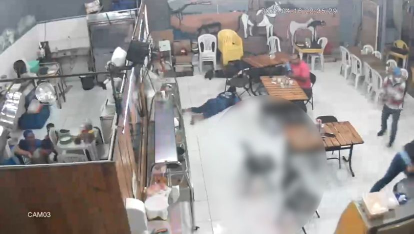 Câmeras de segurança mostram homem sendo executado em churrascaria de Manaus
