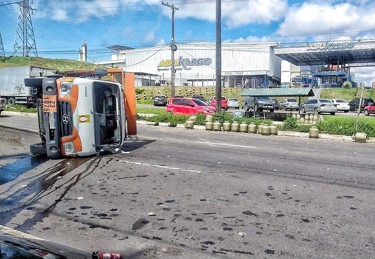 Caminhão com botijas de gás capota no meio de avenida e deixa mulher ferida em Manaus