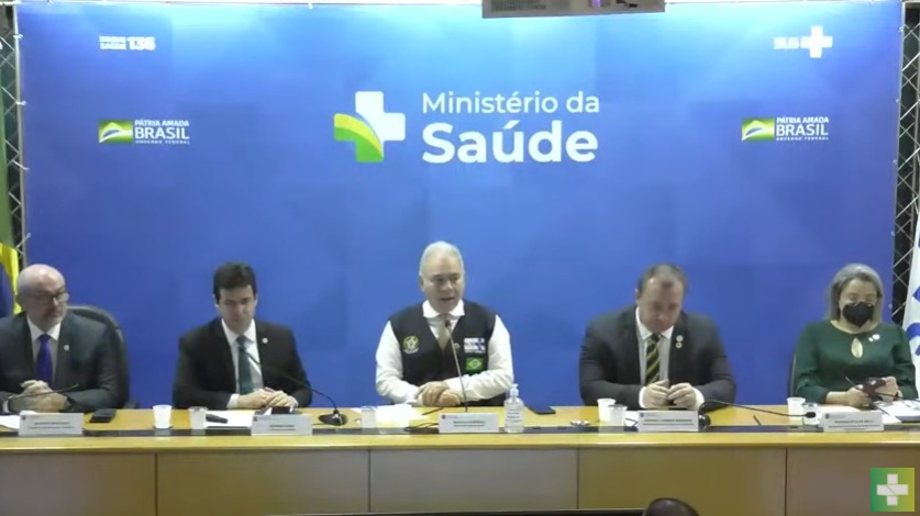 Vacina Coronavac deve ser usada só em crianças e adolescentes, diz ministro da Saúde