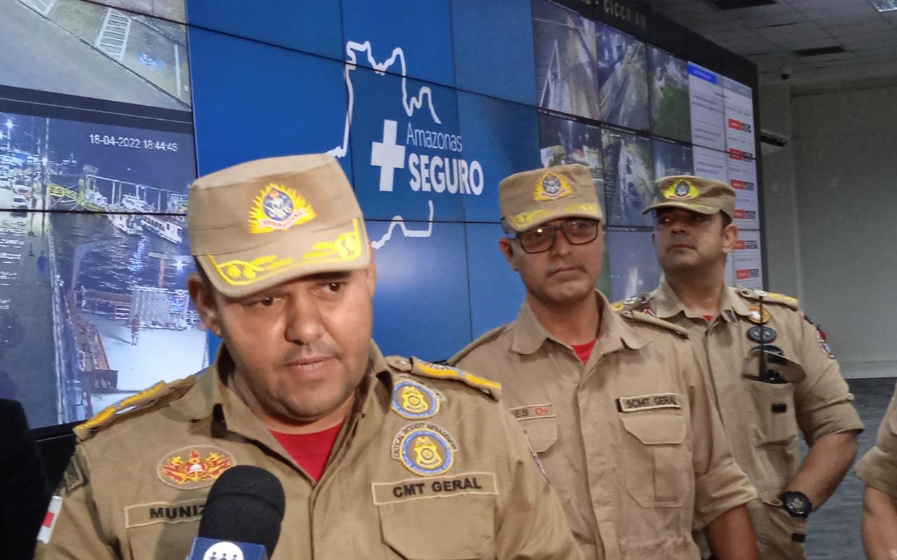 Bombeiros acham fragmentos de paraquedas e não descartam encontrar paraquedista vivo em Manaus