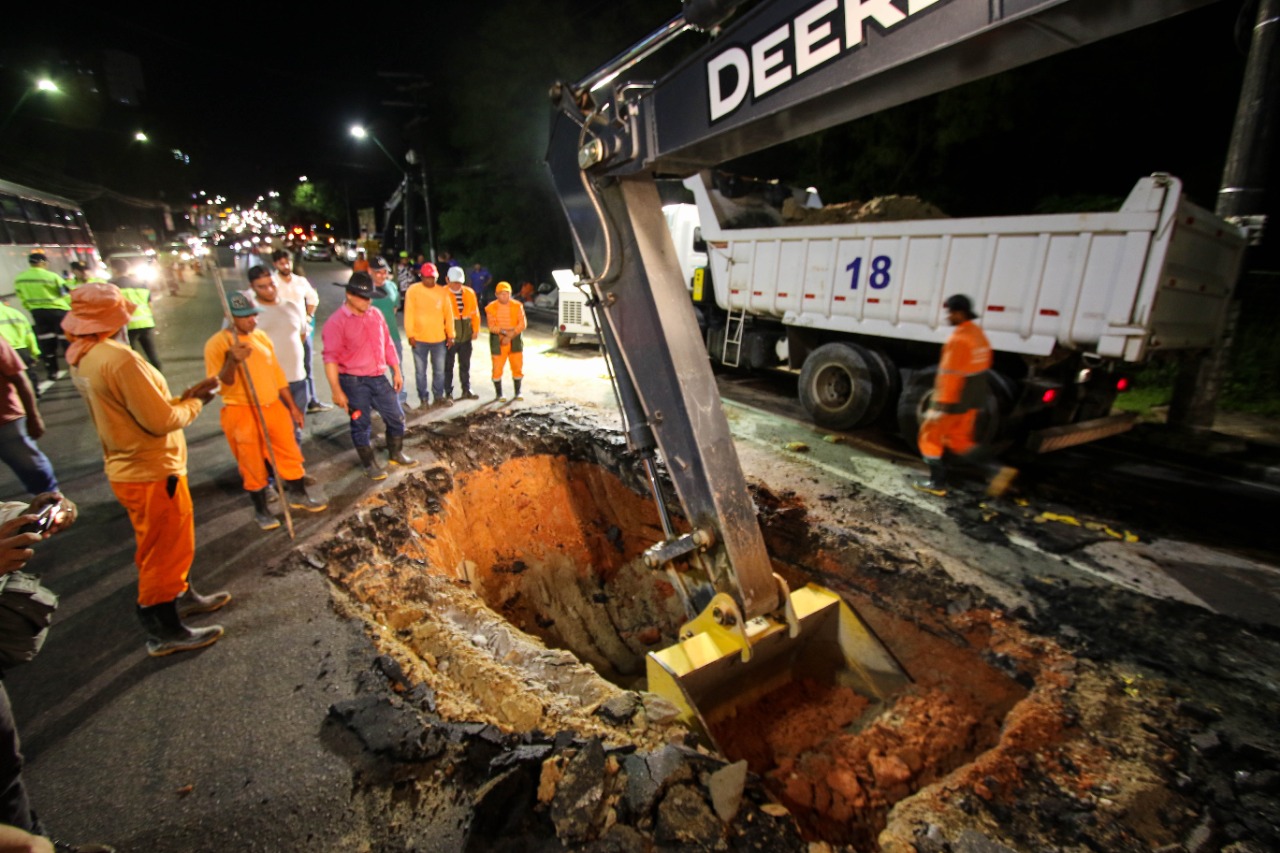 Interditada, avenida passa por obra e só deve ser liberada no domingo em Manaus