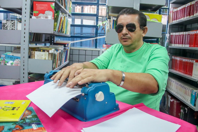 Textos em braile e cálculos com o Soroban ajudam deficientes visuais de Manaus na aprendizagem