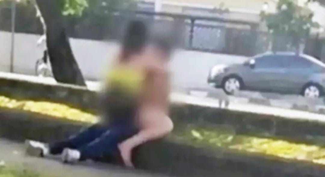 Casal é flagrado fazendo sexo em plena luz do dia em avenida movimentada 