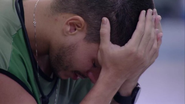 Arthur chora após eliminação e dispara: ‘Só vou acreditar que não bati no botão quando assistir’