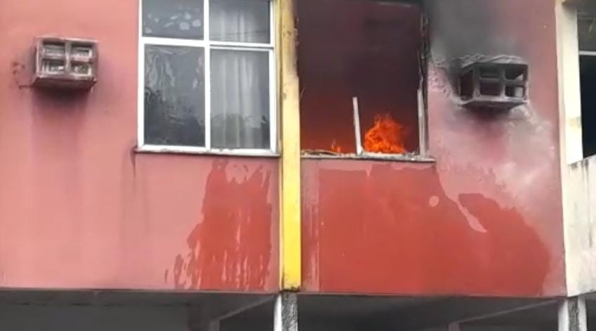 Incêndio atinge casa e moradores são salvos por vizinhos em Manaus; vídeo