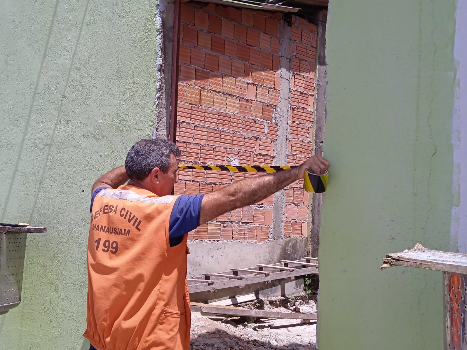 Casas e igreja são interditadas após barranco deslizar no meio da madrugada em Manaus